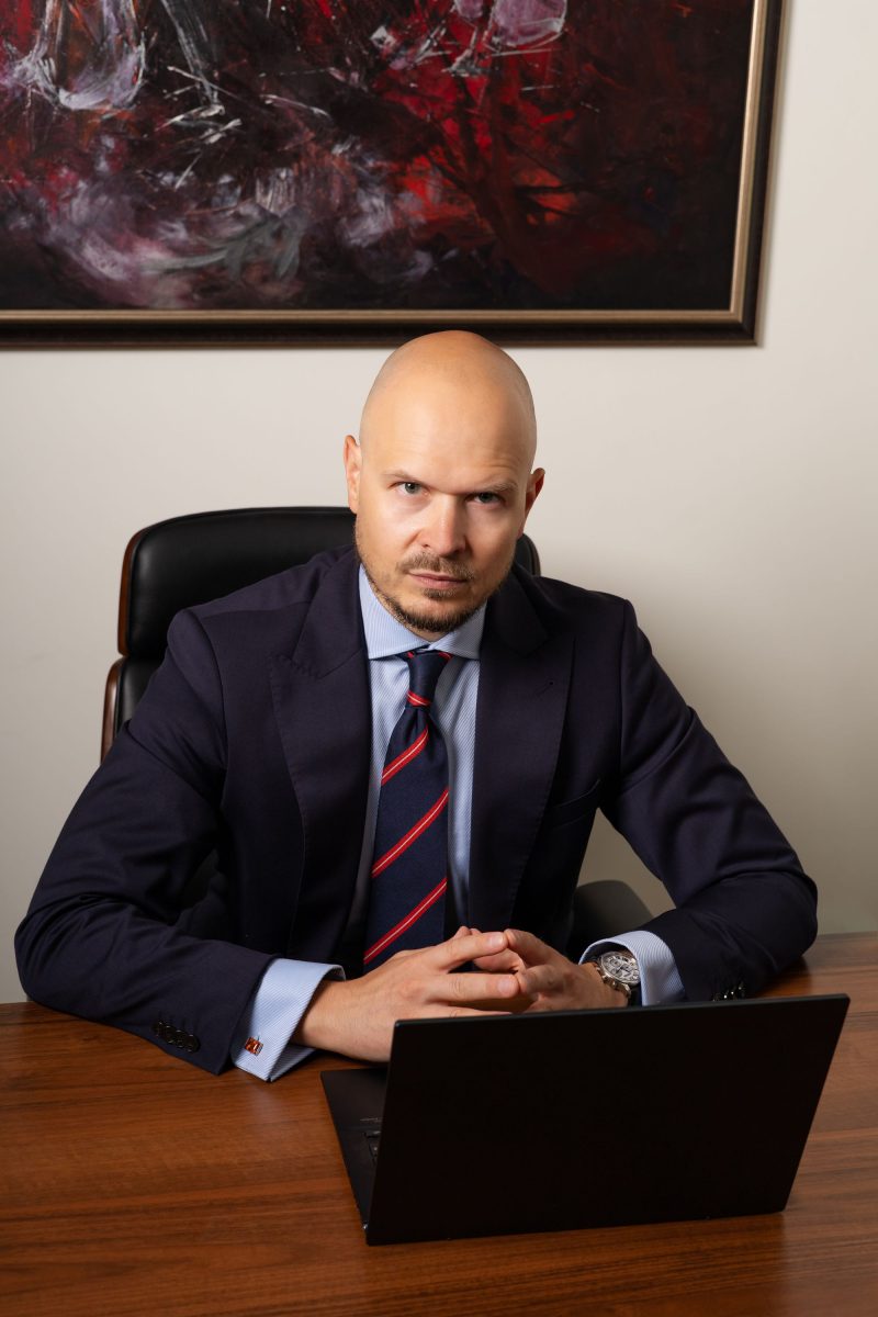 Adwokat Marcin Kotowski w kancelarii w Olsztynie